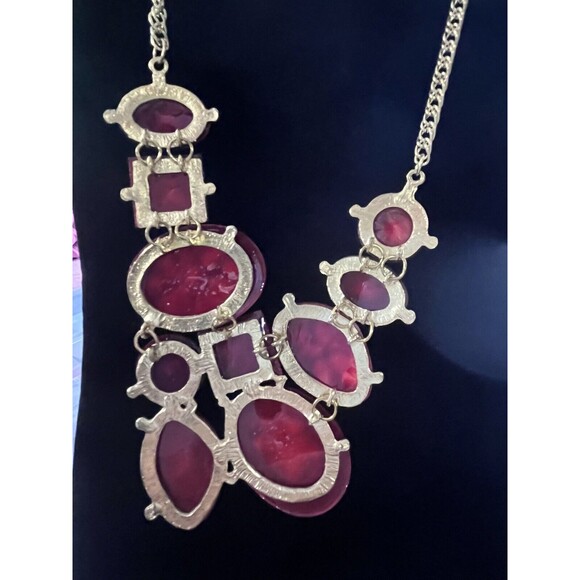 Statement Necklace Chunky Coral Color Stones Gold Tone Adjustable Chain NWT - Picture 4 of 5